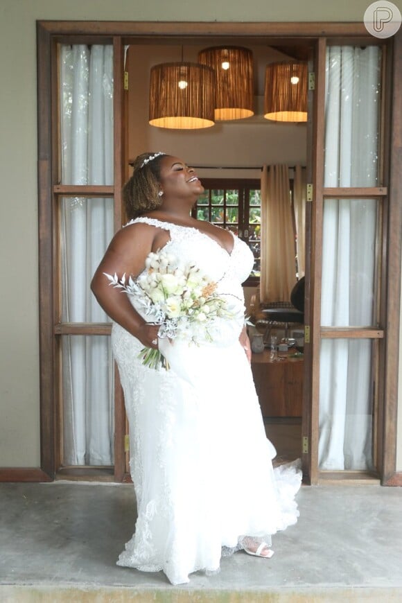 Jojo Todynho posa com vestido de noiva e buquê antes de casamento
