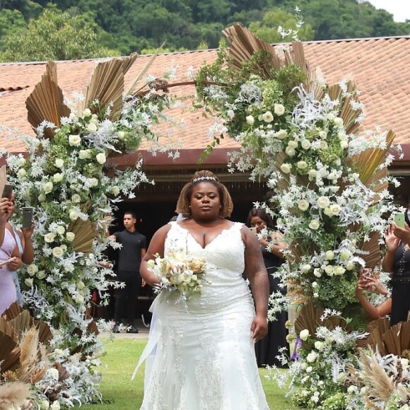 Jojo Todynho anda sozinha até o altar em casamento com militar