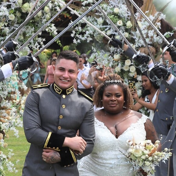 Jojo Todynho e Lucas Souza passam por saudação militar ao fim de casamento