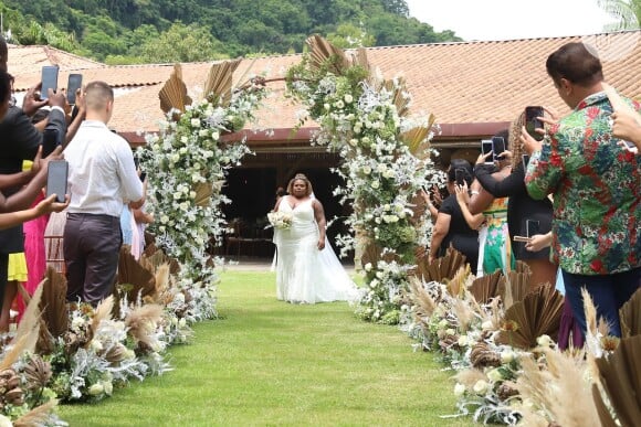 Jojo Todynho caminha até o altar em casamento com militar Lucas Souza