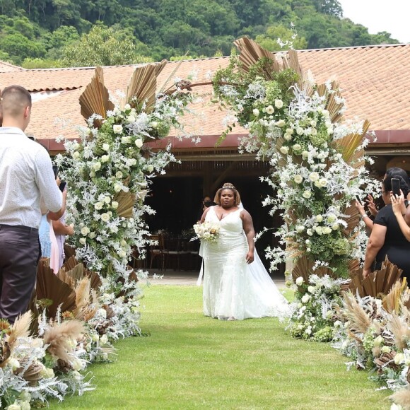 Jojo Todynho caminha até o altar em casamento com militar Lucas Souza