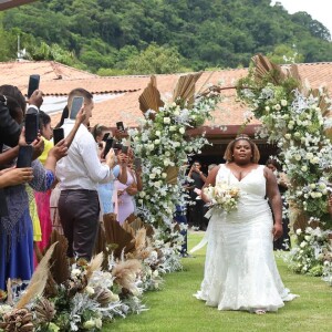 Jojo Todynho caminha até o altar sozinha em casamento