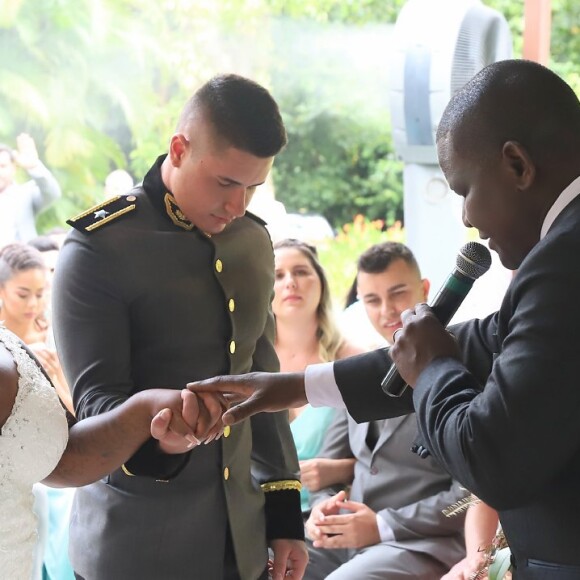 Jojo Todynho e Lucas Souza recebem benção em casamento