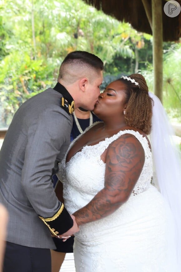 Jojo Todynho troca beijo com militar Lucas Souza em casamento