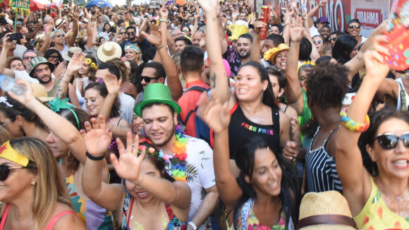 Carnaval 2022 no Rio: blocos e escolas de samba mantém festas privadas e preocupam especialistas