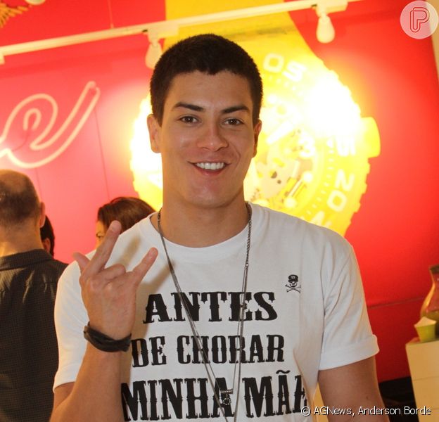 Arthur Aguiar De Malhacao Sonhos Prestigia Inauguracao De Loja No Rio Purepeople