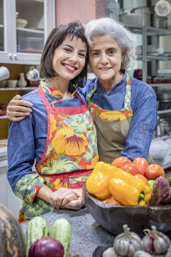 Noca (Marieta Severo) é consolada pela neta Lara (Andreia Horta) na novela 'Um Lugar ao Sol'