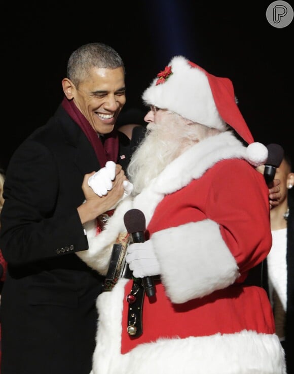 Barack Obama inaugura árvore de Natal da Casa Branca ao lado da mulher, Michelle, e das filhas, Malia e Sasha
