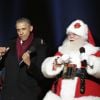 Barack Obama dança com Papai Noel durante inauguração da árvore de Natal da Casa Branca, nos Estados Unidos, em 4 de dezembro de 2014