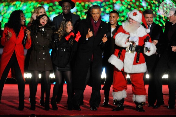 Barack Obama arrisca passos de dança com Papai Noel