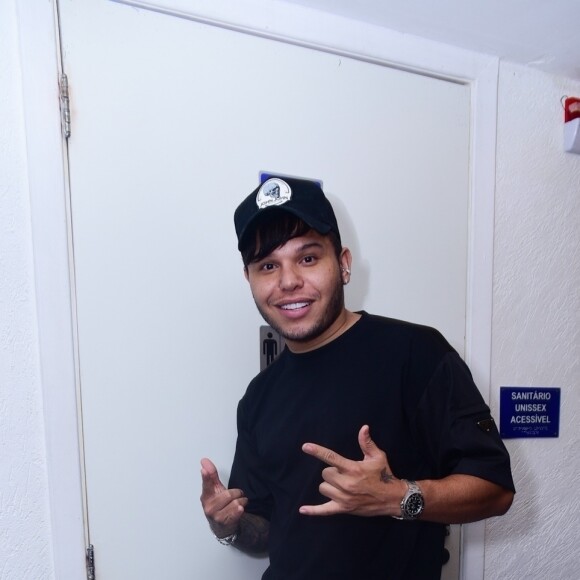 Tierry permaneceu isolado no backstage durante boa parte da festa de Luan Santana