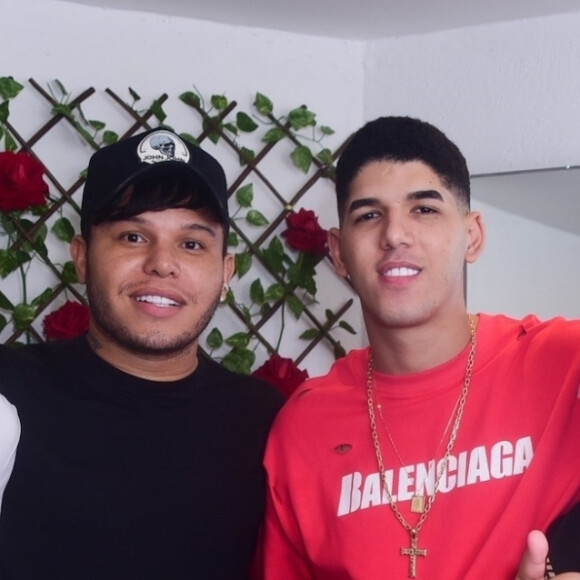 Tierry chegou a subir no palco para cantar com amigos, mas evitou circular no local