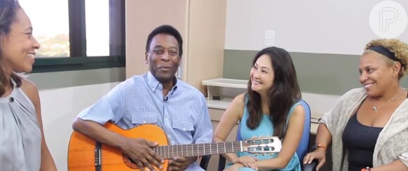 Pelé toca violão em quarto do Hospital Albert Einstein em vídeo divulgado nesta sexta-feira, 5 de dezembro de 2014