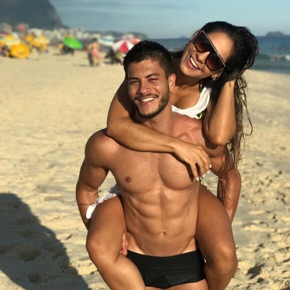 Mayra Cardi, mulher de Arthur Aguiar, disse que sexo é lindo e abençoado