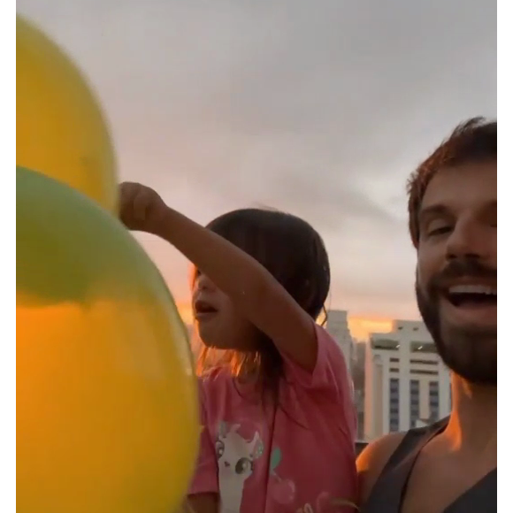 Zoe, filha de Sabrina Sato e Duda Nagle, arrancou gargalhadas dos pais após resposta: 'Dentro de casa, eu não quero [soltar balões], eu quero aqui'