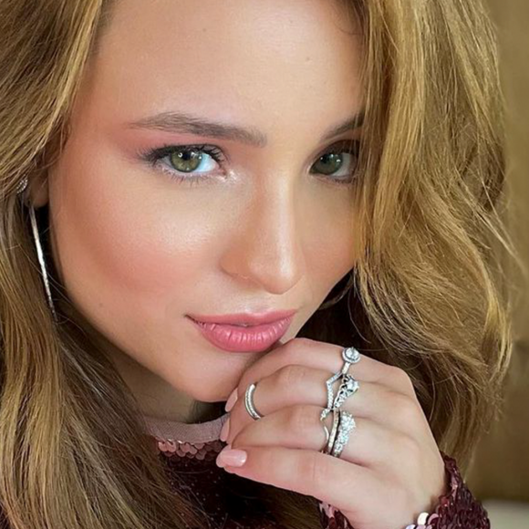 Larissa Manoela tem motivos de sobra para comemorar!