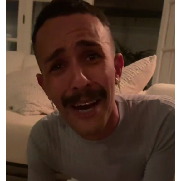 Ronaldo José, assistente pessoal de Rafa Kalimann, derramou vinho no tapete da mansão da influencer 