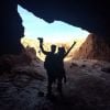 Dentro de uma caverna do deserto do Atacama, Bruno Gagliasso posa ao lado de Giovanna Ewbank