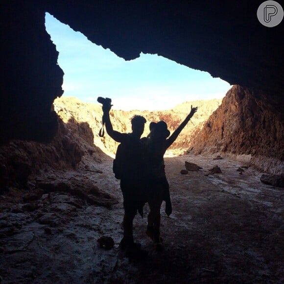 Dentro de uma caverna do deserto do Atacama, Bruno Gagliasso posa ao lado de Giovanna Ewbank
