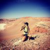 Giovanna Ewbank se hidrata em meio ao deserto do Atacama, no Chile