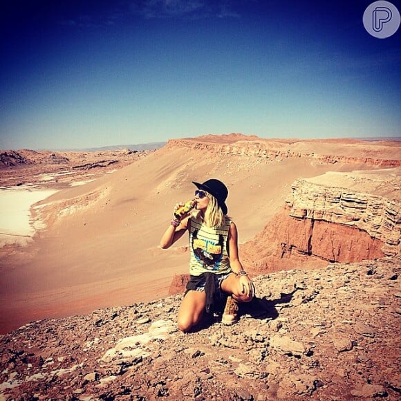 Giovanna Ewbank se hidrata em meio ao deserto do Atacama, no Chile