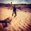 Bruno Gagliasso brinca com a areia durante passeio no deserto do Atacama, no Chile