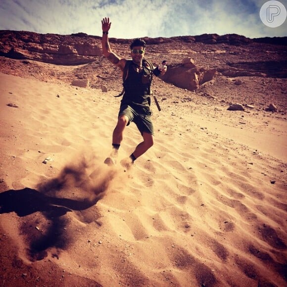 Bruno Gagliasso brinca com a areia durante passeio no deserto do Atacama, no Chile