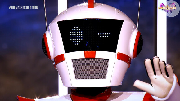 'Tha Masked Singer': Robô foi aplaudido pelos jurados após a apresentação, que foi elogiada também na internet