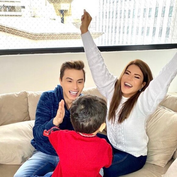 Ao lado do marido Gabriel Torres, Mara Maravilha aguarda a chegada de Bela