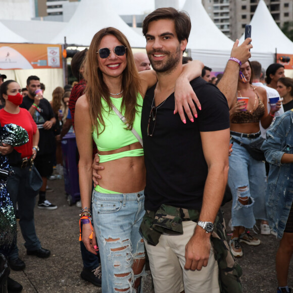 Luciana Gimenez e o namorado, Renato Breia, marcaram presença no ensaio do bloco de Anitta em SP