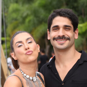 Fernanda Paes Leme e o namorado, Victor Sampaio, marcaram presença no ensaio do bloco de Anitta em SP