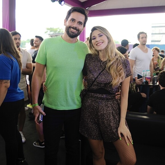 Dani Calabresa e o namorado, Richard Neuman, marcaram presença no ensaio do bloco de Anitta em SP