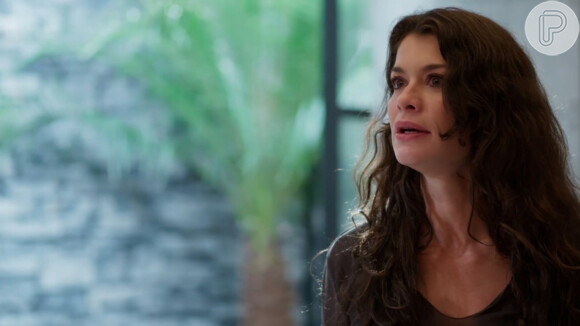 Bárbara (Alinne Moraes) se humilha para Lara (Andreia Horta) por causa de Christian/Renato (Cauã Reymond) na novela 'Um Lugar ao Sol'