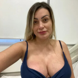 Andressa Urach está com dificuldades para amamentar e eliminar o leite de sua mama direita
