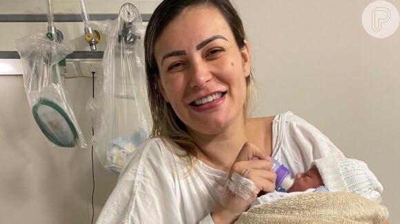 Devido às cirurgias que fez nos seios, Andressa Urach não consegue tirar o leite da mama direita