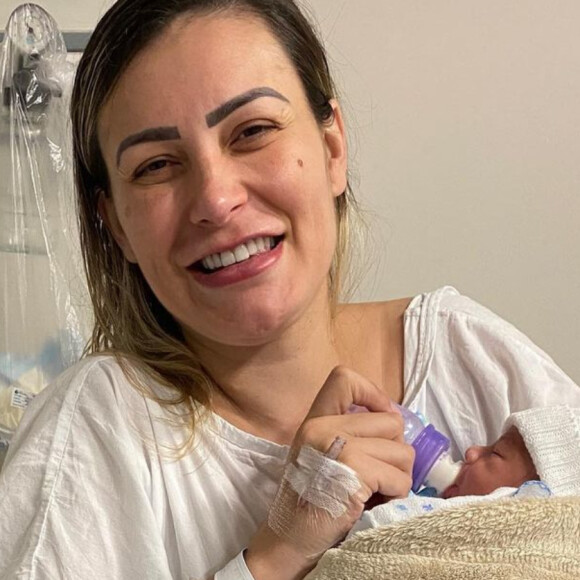 Devido às cirurgias que fez nos seios, Andressa Urach não consegue tirar o leite da mama direita