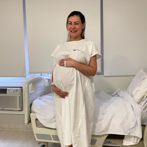 Andressa Urach deu à luz após passar mal e ser internada