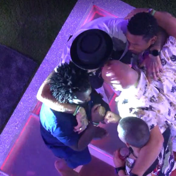 BBB 22: o momento 'amigos para sempre' de Douglas Silva, Arthur Aguiar, Paulo André, Tiago Abravanel e Pedro Scooby terminou com beijinhos na testa