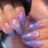 Galaxy nails podem ter esmaltação em cor lilás e elementos místicos