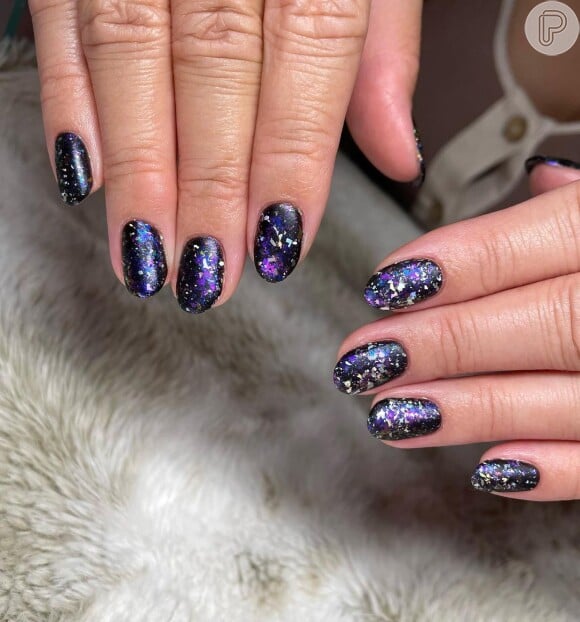 Galaxy nails podem ser feitas com esmaltes de glitter e fundo preto