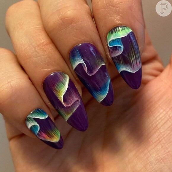 Aurora boreal inspira nail art colorida e exótica que é febre no Pinterest