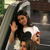 Giovanna Antonelli sorri e acena para paparazzo em passeio por shopping carioca