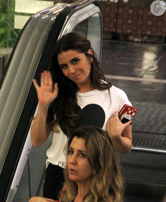 Giovanna Antonelli acena para paparazzo durante passeio em shopping carioca, em 15 de março de 2013