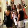 Giovanna Antonelli, acompanhada da irmã, conversa com amiga em shopping