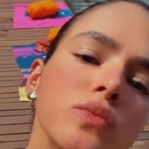 Bruna Marquezine optou por usar um biquíni tie-dye em sua viagem à Bahia, e prendeu o cabelo para curtir a piscina