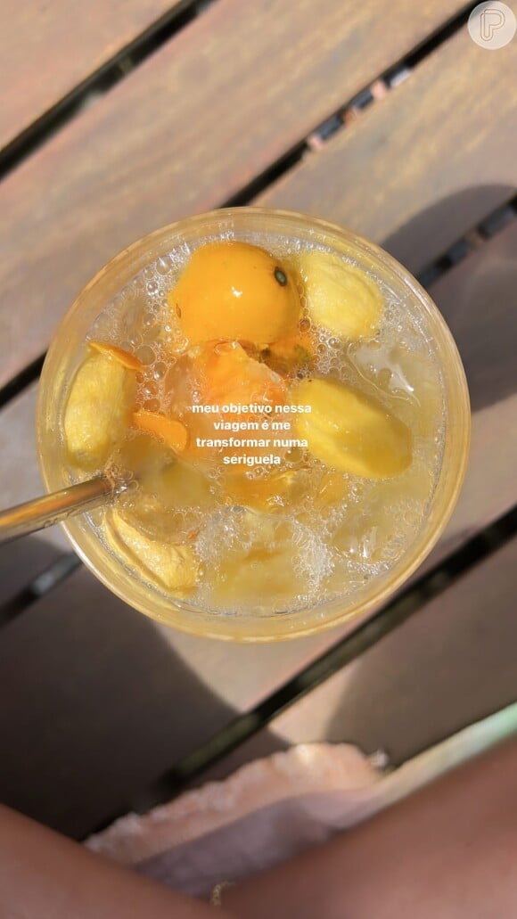 Bruna Marquezine filmou um drink ou um suco de frutas e fez piada ao postar a imagem nos stories do Instagram