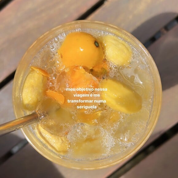 Bruna Marquezine filmou um drink ou um suco de frutas e fez piada ao postar a imagem nos stories do Instagram