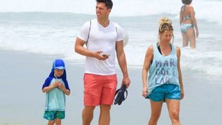 Karina Bacchi passeia com família em praia do Rio e tamanho do filho chama atenção. Veja!