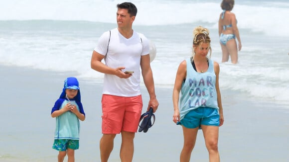 Karina Bacchi passeia com família em praia do Rio e tamanho do filho chama atenção. Veja!