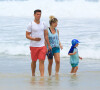 Karina Bacchi e o marido, Amaury Nunes, levaram o filho à praia